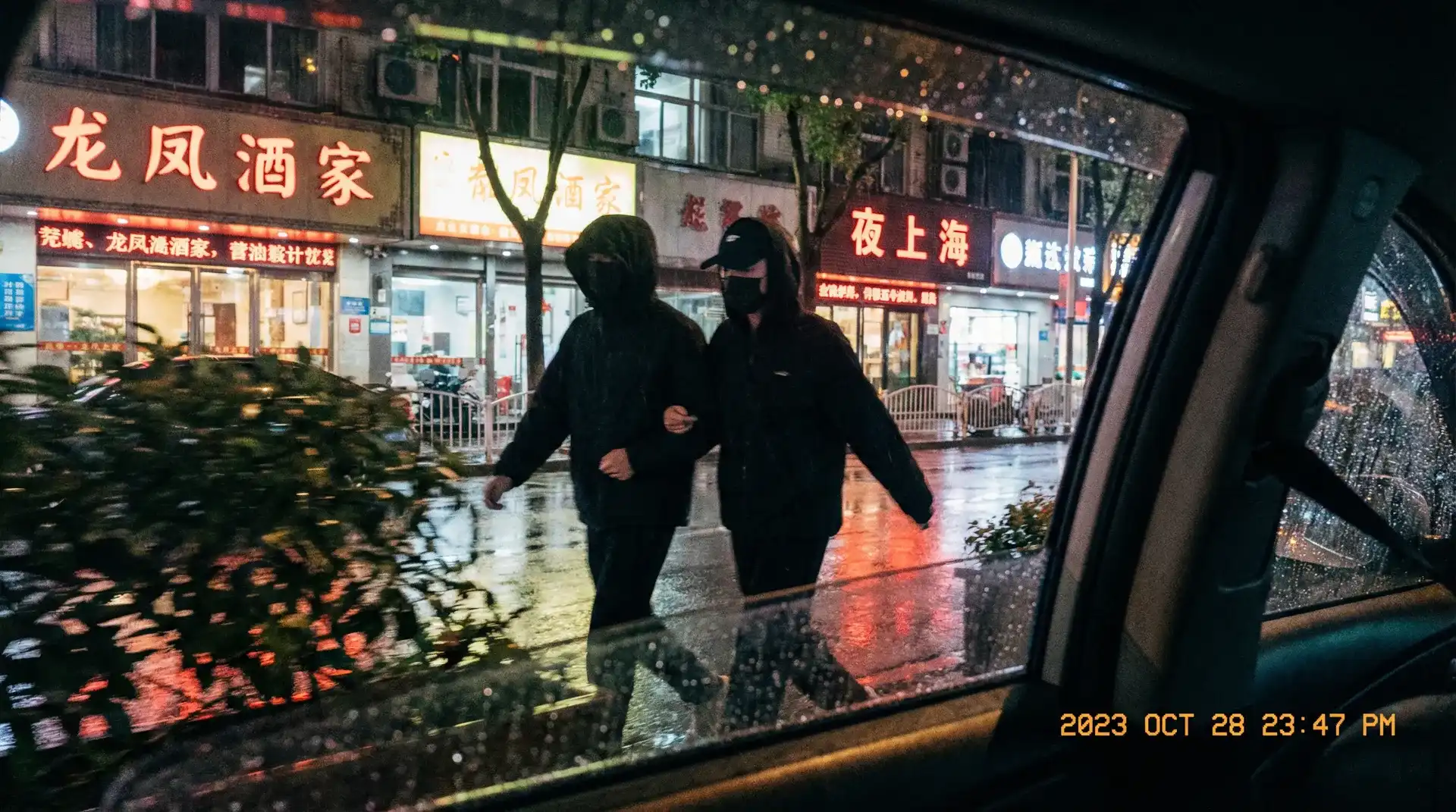 12BET网址 - 顶流明星深夜密会现场抓拍照片